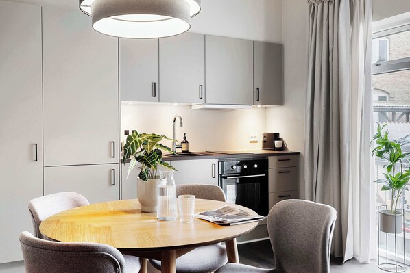 Fridge, oven, stovetop, dishwasher