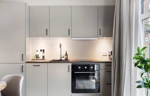 Fridge, oven, stovetop, dishwasher