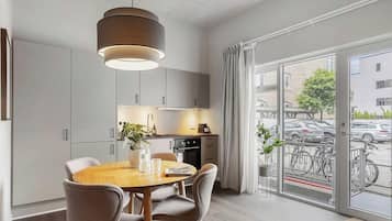Fridge, oven, stovetop, dishwasher