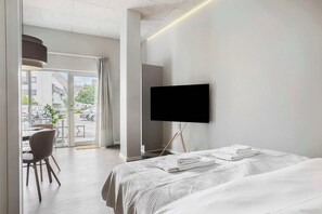 1 bedroom, desk, iron/ironing board, WiFi