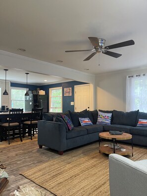 Smart-TV, DVD-Player, Bücher, Stereoanlage