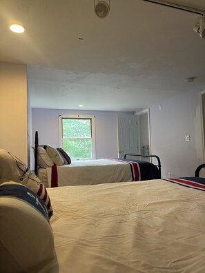 3 bedrooms, desk, iron/ironing board, free WiFi