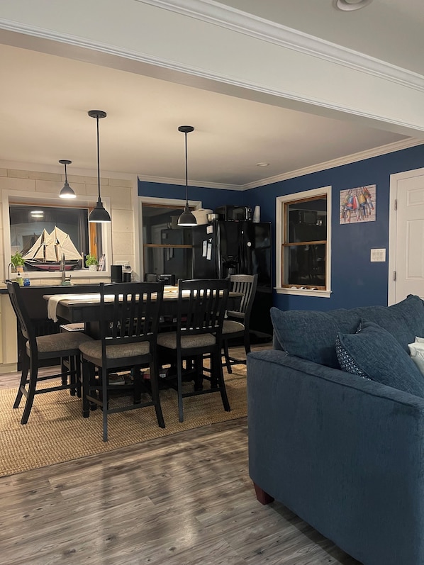 Dining - Modern Cape -3 Bedroom- Boothbay Harbor - Near Ocean -Golf-Botanical Gardens (Boothbay Harbor)