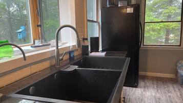 Coffee/tea maker, fridge, oven, stovetop
