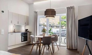 1 dormitorio, escritorio, tabla de planchar con plancha y wifi