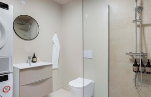 Dusj, hårføner og håndklær