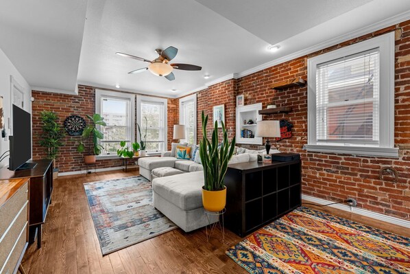 Smart TV, fireplace, offices - New Listing! Steps from Cheesman Park | Extended Stay Ready (Denver)