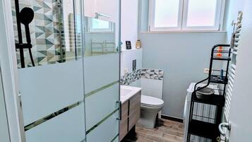 Dusche, Haartrockner, Bidet, Handtücher