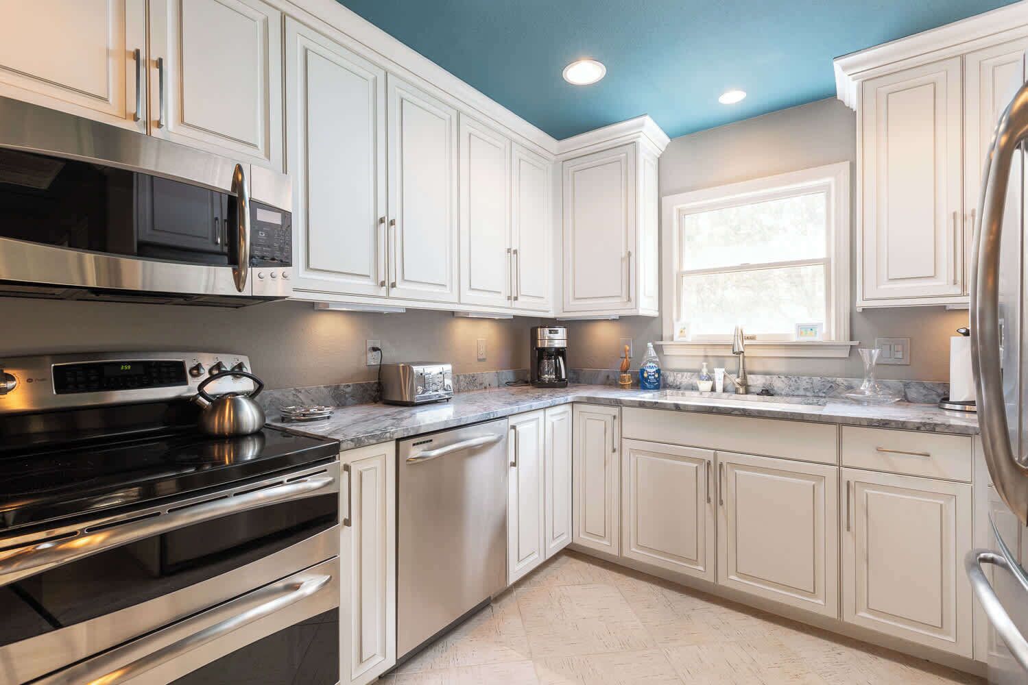 Køleskab, mikrobølgeovn, ovn, kogeplade