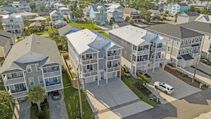 Zona residencial con casas de varios pisos, balcones y garajes adosados.