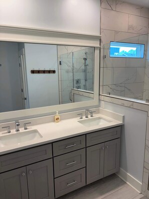 シャワー、石鹸、シャンプー、トイレットペーパー