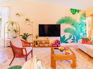 Smart TV, chimenea y futbolito