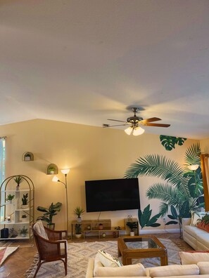 Smart TV, fireplace
