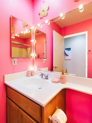 Haartrockner, Handtücher, Seife, Toilettenpapier