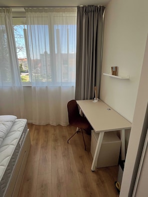1 bedroom, laptop workspace, iron/ironing board, bed sheets - c (Huningue)