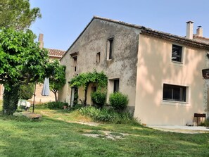 Exterior - Fully PMR-accessible furnished apartment in the heart of an organic farm, ideal for couples or friends. (Visan)