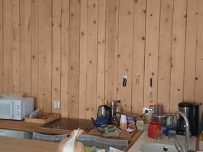 Microwave, oven, stovetop, dishwasher - Fully PMR-accessible furnished apartment in the heart of an organic farm, ideal for couples or friends. (Visan)