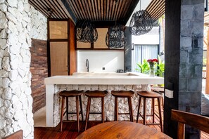 Bar junto a la piscina