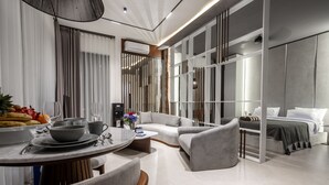Een moderne hotelkamer met een zithoek, een bank en een bed.
