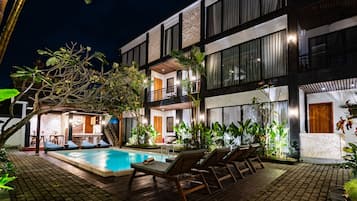 Voorkant accommodatie - avond/nacht