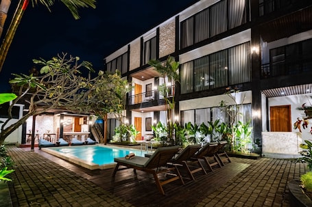 Fachada de la propiedad por la tarde o noche