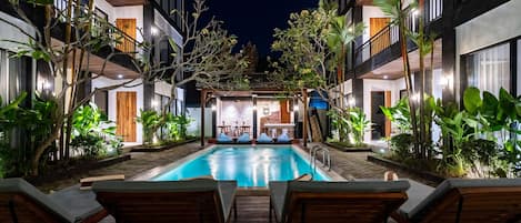 Utomhuspool och solstolar