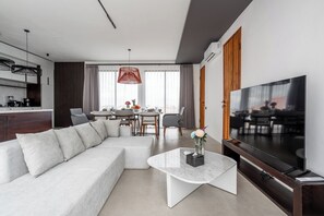 Minibar, in-room safe, desk, laptop workspace - Sebelas Apartments by EVDEkimi – The Residence with Authentic Café in Ubud Center (Ubud)