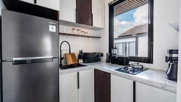 Studio, balkon, pemandangan kolam renang | Dapur pribadi | Lemari es, microwave, kompor, dan mesin pembuat kopi/teh