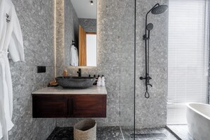 Departamento, 3 habitaciones, balcón | Baño | Amenidades de baño gratuitas, secadora de cabello, pantuflas, bidet 