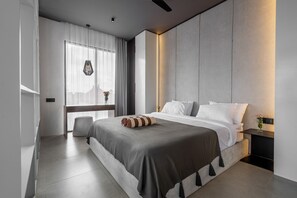 Minibar, in-room safe, desk, laptop workspace - Sebelas Apartments by EVDEkimi – The Residence with Authentic Café in Ubud Center (Ubud)