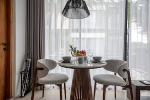 Studio, 1 King Bed, Balcony | In-room dining