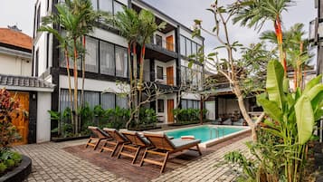 Piscine extérieure, chaises longues