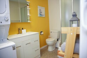 Dusj, hårføner og håndklær