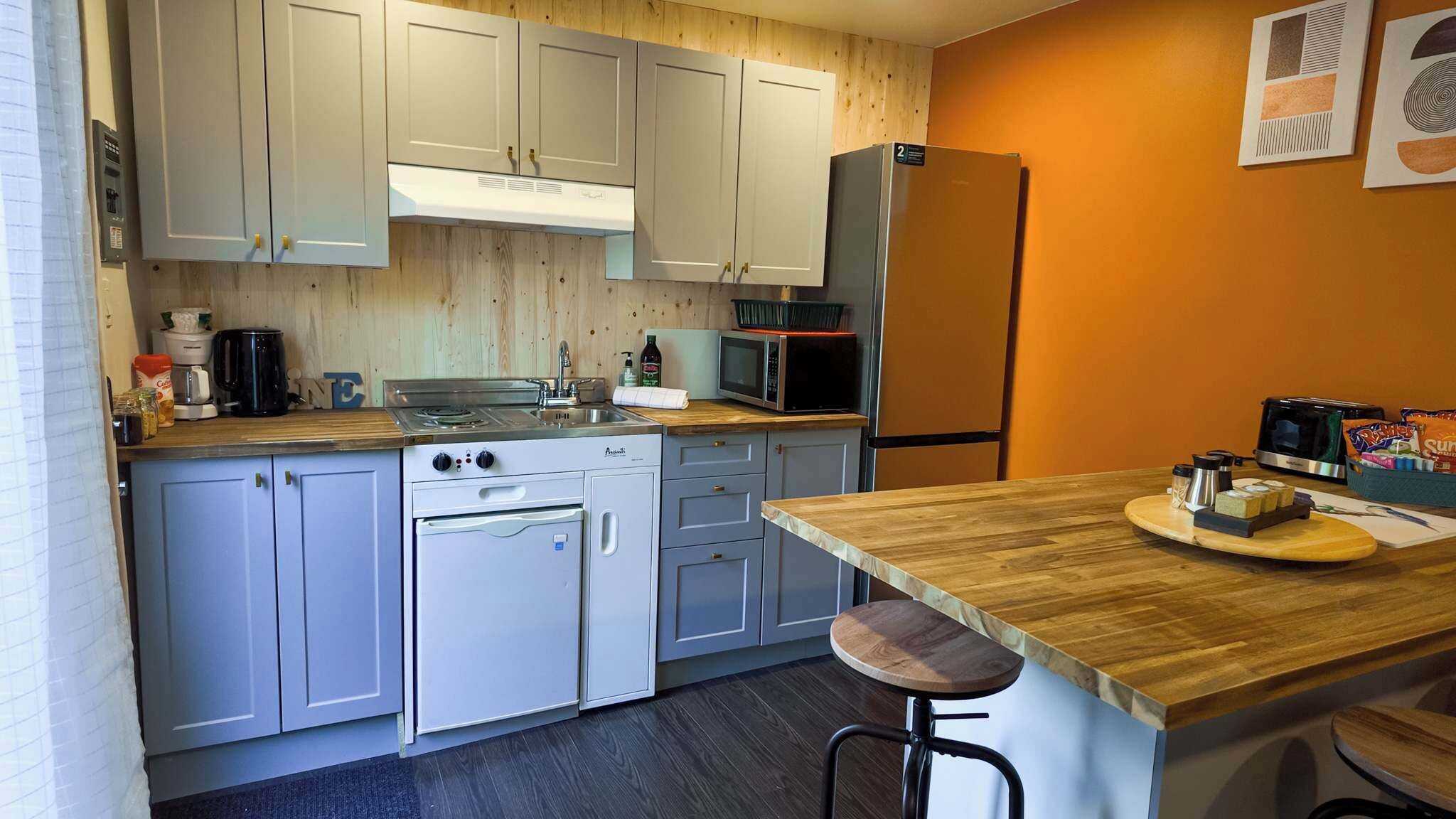 Réfrigérateur, micro-ondes, four, plaque de cuisson