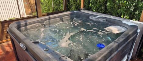 Bañera de hidromasaje al aire libre