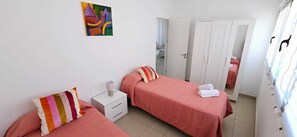 2 chambres, fer et planche à repasser, Wi-Fi, draps fournis