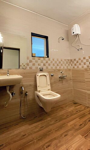 Duschwanne, kostenlose Toilettenartikel, Bademäntel, Bidet