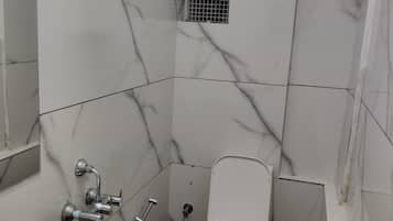 Regadera, toallas, jabón, shampoo