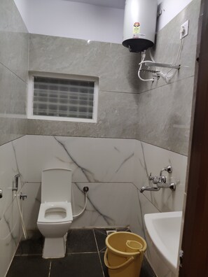 淋浴设施、毛巾、肥皂、洗发水