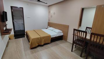 Habitación doble Confort | Cortinas blackout, tabla de planchar con plancha y wifi gratis