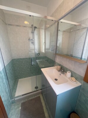 Shower, hair dryer, bidet, towels - Oasis beach & golf Apartment nestled in nature next to the beach (Venezia)