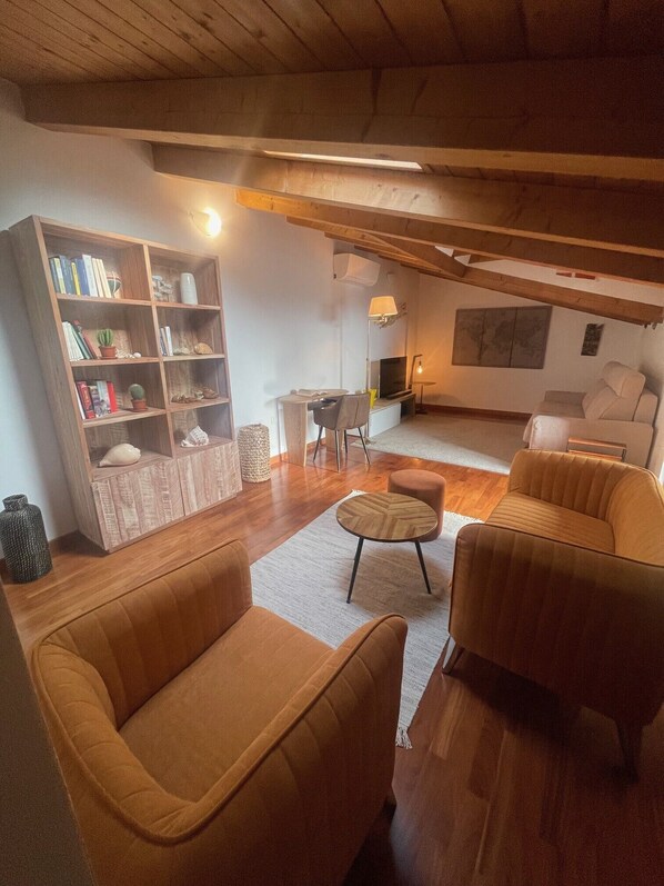 Una Smart TV, libros