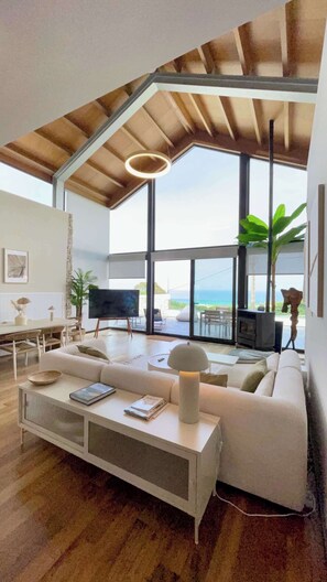 Televisión, chimenea, oficina