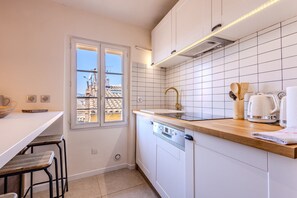 Fridge, microwave, oven, stovetop