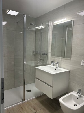 Dusj, hårføner, bidé og håndklær