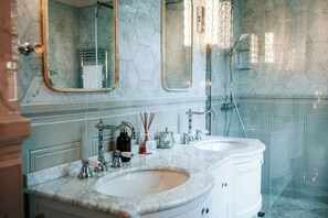 Douche, sèche-cheveux, serviettes fournies