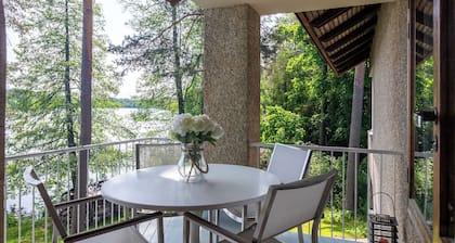Lakefront House with 5 BR and Sauna