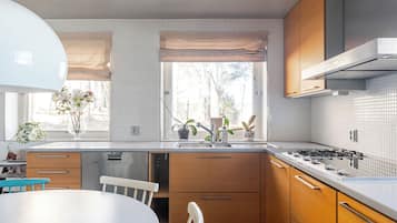 Casa grand, vista para o lago | Cozinha privada | Cafeteira/chaleira, chaleira elétrica, mesas de jantar