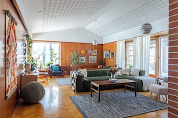 Lakefront House with 5 BR and Sauna