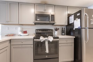 Køleskab, mikrobølgeovn, ovn, kogeplade